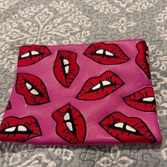 Skinnydip Handbags - Vibrant Lip Print Travel Bag